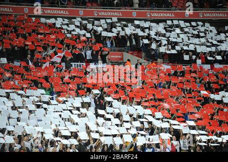 Les fans d'Angleterre tiennent des cartes colorées dans les stands pour créer un drapeau géant de St George avant le match Banque D'Images