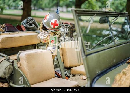 Szczecin, Pologne, juin 2018 intérieur de Jeep Willis rétro de la guerre du Vietnam américain ou de la seconde Guerre mondiale avec équipement, accessoires et camouflage vintage Banque D'Images