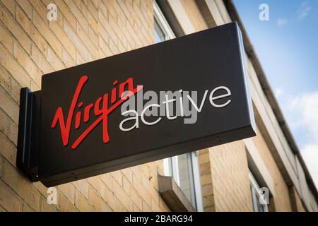 Panneau extérieur Virgin Active, une chaîne de clubs de santé avec des succursales à travers le Royaume-Uni Banque D'Images