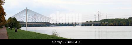 Rosebridege un pont avec un pylon sur le Danube près de Tulln, Autriche Banque D'Images