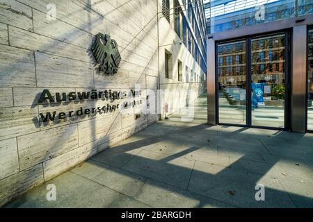 26.03.2020, Office fédéral de la République fédérale d'Allemagne à Werderscher Markt 1 à Berlin, entrée avec panneau officiel sur la façade. C'est le siège du ministère fédéral des Affaires étrangères et du ministre fédéral des Affaires étrangères (ministre fédéral de l'exceptionnel). | utilisation dans le monde entier Banque D'Images