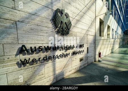 26.03.2020, Office fédéral de la République fédérale d'Allemagne à Werderscher Markt 1 à Berlin, entrée avec panneau officiel sur la façade. C'est le siège du ministère fédéral des Affaires étrangères et du ministre fédéral des Affaires étrangères (ministre fédéral de l'exceptionnel). | utilisation dans le monde entier Banque D'Images