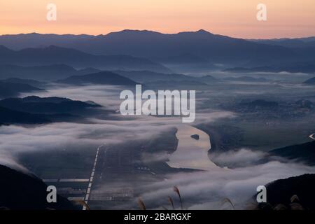 Le lever du soleil matinal Misty au-dessus de la baie et de la ville de Toyooka (Toyooka-shi) est une ville située dans la partie nord de la préfecture de Hyogo, au Japon. La ville a été fondée o Banque D'Images