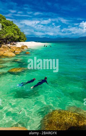 Nudey Beach sur l'île de Fitzroy, Cairns, Queensland, Australie, partie d'une grande barrière de corail. Banque D'Images