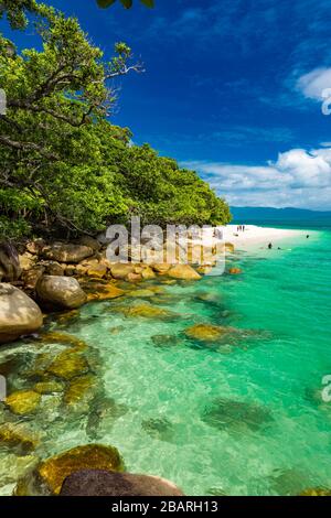 Nudey Beach sur l'île de Fitzroy, Cairns, Queensland, Australie, partie d'une grande barrière de corail. Banque D'Images