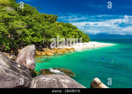 Nudey Beach sur l'île de Fitzroy, Cairns, Queensland, Australie, partie d'une grande barrière de corail. Banque D'Images