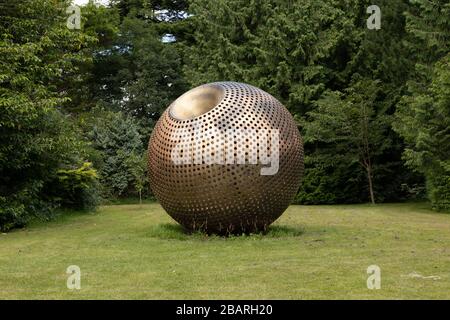 Dublin, Irlande - sculpture en métal sphérique abstrait au Farmleigh phoenix Park Dublin, Irlande Banque D'Images