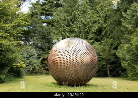 Dublin, Irlande - sculpture en métal sphérique abstrait au Farmleigh phoenix Park Dublin, Irlande Banque D'Images