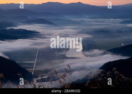 Le lever du soleil matinal Misty au-dessus de la baie et de la ville de Toyooka (Toyooka-shi) est une ville située dans la partie nord de la préfecture de Hyogo, au Japon. La ville a été fondée o Banque D'Images