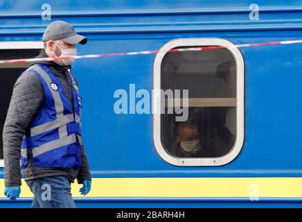 Kiev, Ukraine. 29 mars 2020. Un citoyen ukrainien évacué de Russie, en raison de la propagation du coronavirus COVID-19, attend de quitter le train à son arrivée de Moscou à Kiev, à la gare centrale de Kiev, en Ukraine. Le train spécial de Kiev à Moscou a évacué les citoyens russes à Moscou le 27 mars 2020, et a ramené les citoyens ukrainiens de Moscou à Kiev le 29 mars 2020, après que les autorités ukrainiennes aient fermé les frontières du pays en raison de la propagation de la pandémie de coronavirus du COVID-19. Crédit: Serg Glovny/ZUMA Wire/Alay Live News Banque D'Images