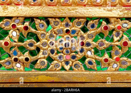 Détail de la céramique décorative sur Wat Pho (RecDoubing Buddha) Temple Complex - Thaïlande - Bangkok Banque D'Images