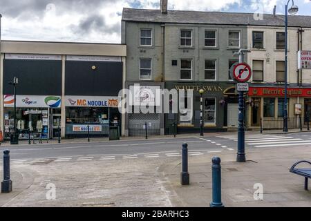 Les rues désertes de Huddersfield le samedi matin 28 mars 2020 pendant le verrouillage en raison de la pandémie du virus du corono. Banque D'Images