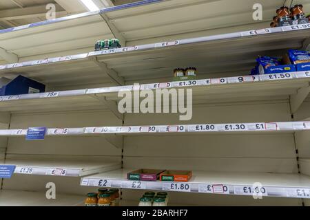 Les rayons vides des supermarchés à Tesco, rue Viaduct, HudDERFIELD, samedi matin, 28 mars 2020 pendant le verrouillage en raison de la pandémie du virus du corono. Banque D'Images