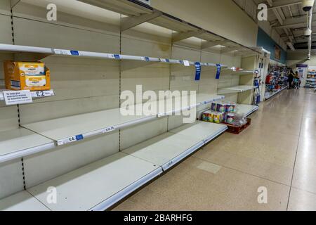 Les rayons vides des supermarchés à Tesco, rue Viaduct, HudDERFIELD, samedi matin, 28 mars 2020 pendant le verrouillage en raison de la pandémie du virus du corono. Banque D'Images