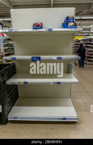 Les rayons vides des supermarchés à Tesco, rue Viaduct, HudDERFIELD, samedi matin, 28 mars 2020 pendant le verrouillage en raison de la pandémie du virus du corono. Banque D'Images