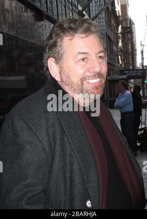 ***PHOTO DU FICHIER*** NY Knicks propriétaire, James Dolan, tests positifs pour le Coronavirus et en auto-isolation. NEW YORK, NY - 20 JANVIER : Président-directeur général de Cablevision Systems Corporation James L. Dolan a repéré, laissant « Good Day New York » suite à une comédie musicale avec son groupe JD & The Straight Shot à New York, New York, le 20 janvier 2016. Crédit photo : Rainmaker photo/MediaPunch Banque D'Images
