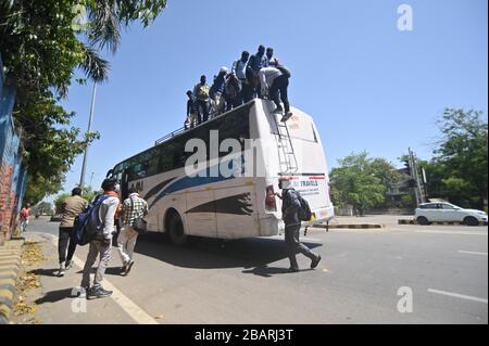 Prayagraj, Inde. 29 mars 2020. Prayagraj: Les gens débarrasent d'un bus à leur arrivée à alahabad de New Delhi lors de l'éclusage à l'échelle nationale à la suite de la pandémie du virus Corona à Prayagraj (Allahabad) le dimanche 29 mars 2020. (Photo de Prabhat Kumar Verma/Pacific Press) crédit: Pacific Press Agency/Alay Live News Banque D'Images