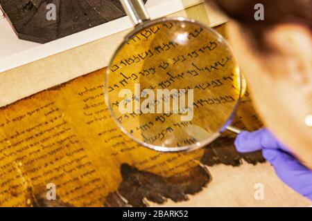 Des manuscrits de la mer morte dans le sanctuaire du livre du Musée israélien Jérusalem, Israël Banque D'Images