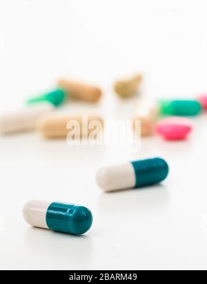 Concept de pharmacie de santé. Médicaments pilules, capsules et comprimés colorés sur fond blanc, vue verticale gros plan Banque D'Images