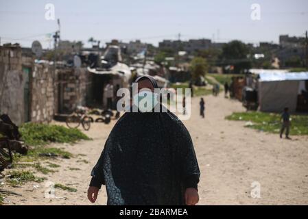 Khan Yunis, Palestine. 29 mars 2020. A femmes portant une promenade masque au camp de Nahr al-Bared à Khan Yunis, dans le sud de la bande de Gaza, Palestine, 29 mars 2020. (Photo de Yousef Masoud/INA photo Agency /Sipa USA) crédit: SIPA USA/Alay Live News Banque D'Images