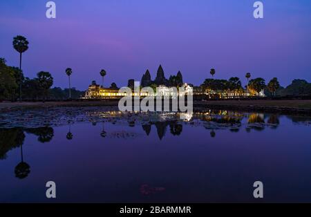 Les ruines khmers d'Angkor Wat at at Night, Siem Reap, Cambodge. Banque D'Images