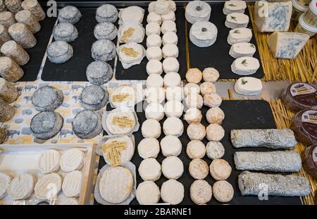 Paris, France - Jan 2020: Fromage de chèvre en vente sur le marché du week-end Bastille Banque D'Images