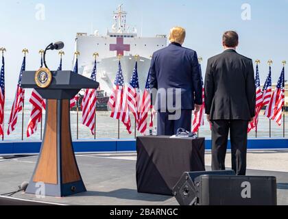 Norfolk, États-Unis. 28 mars 2020. Norfolk, États-Unis. 28 mars 2020. Le président des États-Unis, Donald Trump, est le secrétaire à la Défense Mark Esper, alors que le navire-hôpital militaire du Commandement du transport maritime USNS Comfort part de la base navale Norfolk le 28 mars 2020 à Norfolk, en Virginie. Le Comfort se déploie à New York pour appuyer les efforts de réponse du COVID-19 du pays. Crédit: Mike DiMestico/États-Unis Navy photo/Alay Live News Banque D'Images