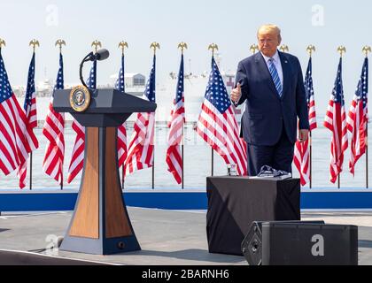 Norfolk, États-Unis. 28 mars 2020. Norfolk, États-Unis. 28 mars 2020. Le président américain Donald Trump donne un pouce lors d'une visite pour voir le navire hospitalier militaire Seallift Command USNS Comfort à la base navale Norfolk le 28 mars 2020 à Norfolk, en Virginie. Le Comfort se déploie à New York pour appuyer les efforts de réponse du COVID-19 du pays. Crédit: Mike DiMestico/États-Unis Navy photo/Alay Live News Banque D'Images