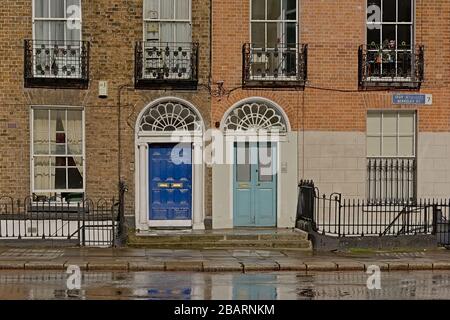 Serres typiques en maçonnerie de Dublin avec portes décoratives peintes en bleu Banque D'Images