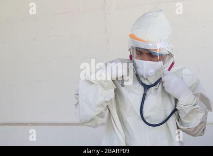 Katmandou, Népal. 29 mars 2020. Les travailleurs de la santé qui portent des équipements de protection individuelle en service à l'hôpital sont préoccupés par la pandémie de coronavirus le sixième jour de verrouillage imposé par le gouvernement à l'hôpital Karuna à Katmandou, au Népal, le dimanche 29 mars 2020. Crédit: Dipen Shrestha/ZUMA Wire/Alay Live News Banque D'Images