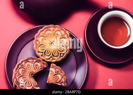 Gâteau de lune sur fond rouge, festival traditionnel asiatique, festival de la mi-automne.festival traditionnel vietnamien Banque D'Images