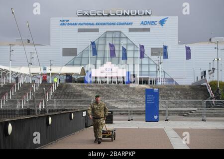 Le personnel militaire du centre Excel de Londres, qui est en train d'être fait dans un hôpital temporaire - l'hôpital NHS Nightingale - comprenant deux salles, chacune de 2 000 personnes, pour aider à lutter contre le coronavirus. Banque D'Images