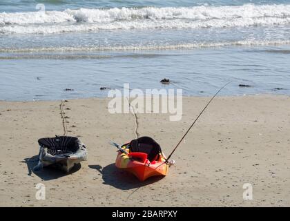 Deux sont assis sur des kayaks sur la plage, Looe, Cornwall, Royaume-Uni Banque D'Images