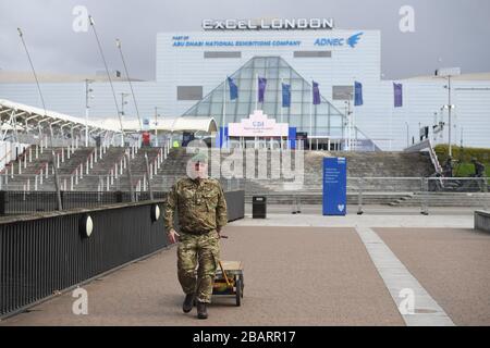 Le personnel militaire du centre Excel de Londres, qui est en train d'être fait dans un hôpital temporaire - l'hôpital NHS Nightingale - comprenant deux salles, chacune de 2 000 personnes, pour aider à lutter contre le coronavirus. Banque D'Images