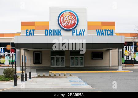 Un logo en dehors de l'emplacement de Dave & Buster à Fairfax, en Virginie, le 22 mars 2020. Banque D'Images