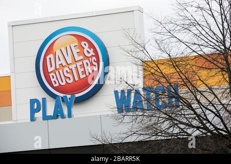 Un logo en dehors de l'emplacement de Dave & Buster à Fairfax, en Virginie, le 22 mars 2020. Banque D'Images