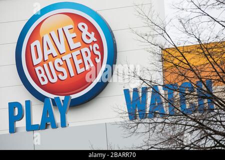 Un logo en dehors de l'emplacement de Dave & Buster à Fairfax, en Virginie, le 22 mars 2020. Banque D'Images