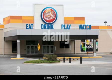 Un logo en dehors de l'emplacement de Dave & Buster à Fairfax, en Virginie, le 22 mars 2020. Banque D'Images