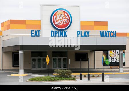 Un logo en dehors de l'emplacement de Dave & Buster à Fairfax, en Virginie, le 22 mars 2020. Banque D'Images