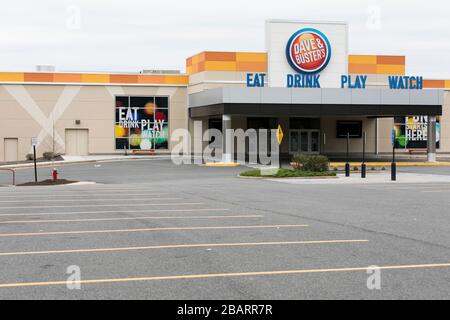 Un logo en dehors de l'emplacement de Dave & Buster à Fairfax, en Virginie, le 22 mars 2020. Banque D'Images