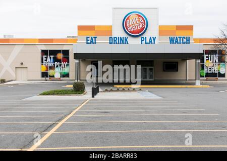 Un logo en dehors de l'emplacement de Dave & Buster à Fairfax, en Virginie, le 22 mars 2020. Banque D'Images