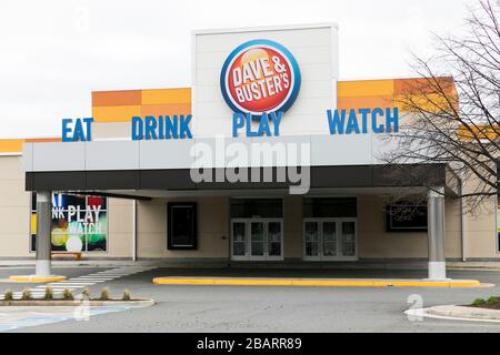 Un logo en dehors de l'emplacement de Dave & Buster à Fairfax, en Virginie, le 22 mars 2020. Banque D'Images