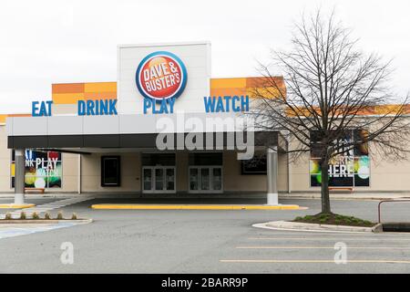 Un logo en dehors de l'emplacement de Dave & Buster à Fairfax, en Virginie, le 22 mars 2020. Banque D'Images