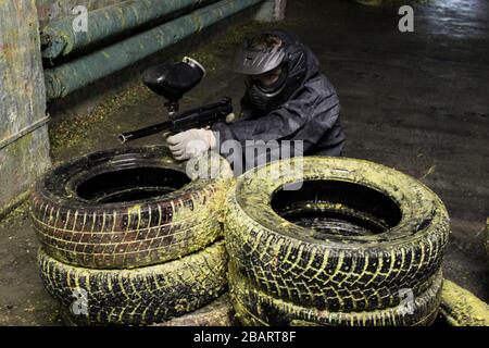 L'homme en équipement de protection joue du paintball Banque D'Images