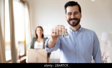 Un couple de famille marié et excité célébrant la journée de déménagement dans un nouvel appartement. Banque D'Images