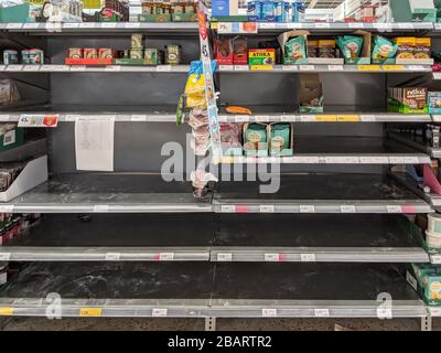 Allée de farine vide dans le supermarché Morrisons alors que les acheteurs essuyez une section de nourriture comme achat de panique Banque D'Images
