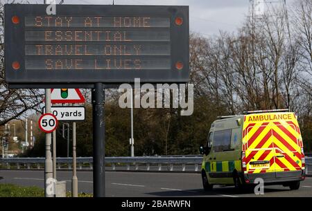 Leicester, Leicestershire, Royaume-Uni. 29 mars 2020. Une ambulance passe devant un signe encourageant les gens à dire à la maison à Leicester pendant la pandémie de Coronavirus. Credit Darren Staples/Alay Live News. Banque D'Images