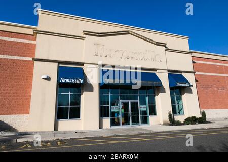 Le contour délavé d'un logo Thomasville Furniture à l'extérieur d'un magasin de détail fermé et abandonné au Pays de Galles du Nord, en Pennsylvanie, le mois de mars Banque D'Images