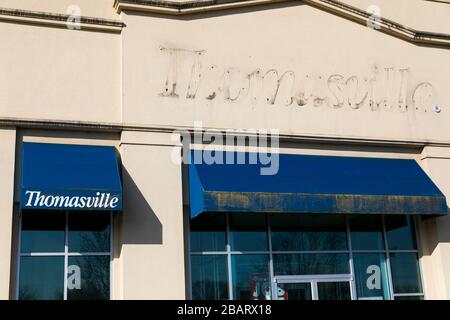 Le contour délavé d'un logo Thomasville Furniture à l'extérieur d'un magasin de détail fermé et abandonné au Pays de Galles du Nord, en Pennsylvanie, le mois de mars Banque D'Images