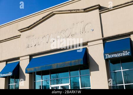 Le contour délavé d'un logo Thomasville Furniture à l'extérieur d'un magasin de détail fermé et abandonné au Pays de Galles du Nord, en Pennsylvanie, le mois de mars Banque D'Images